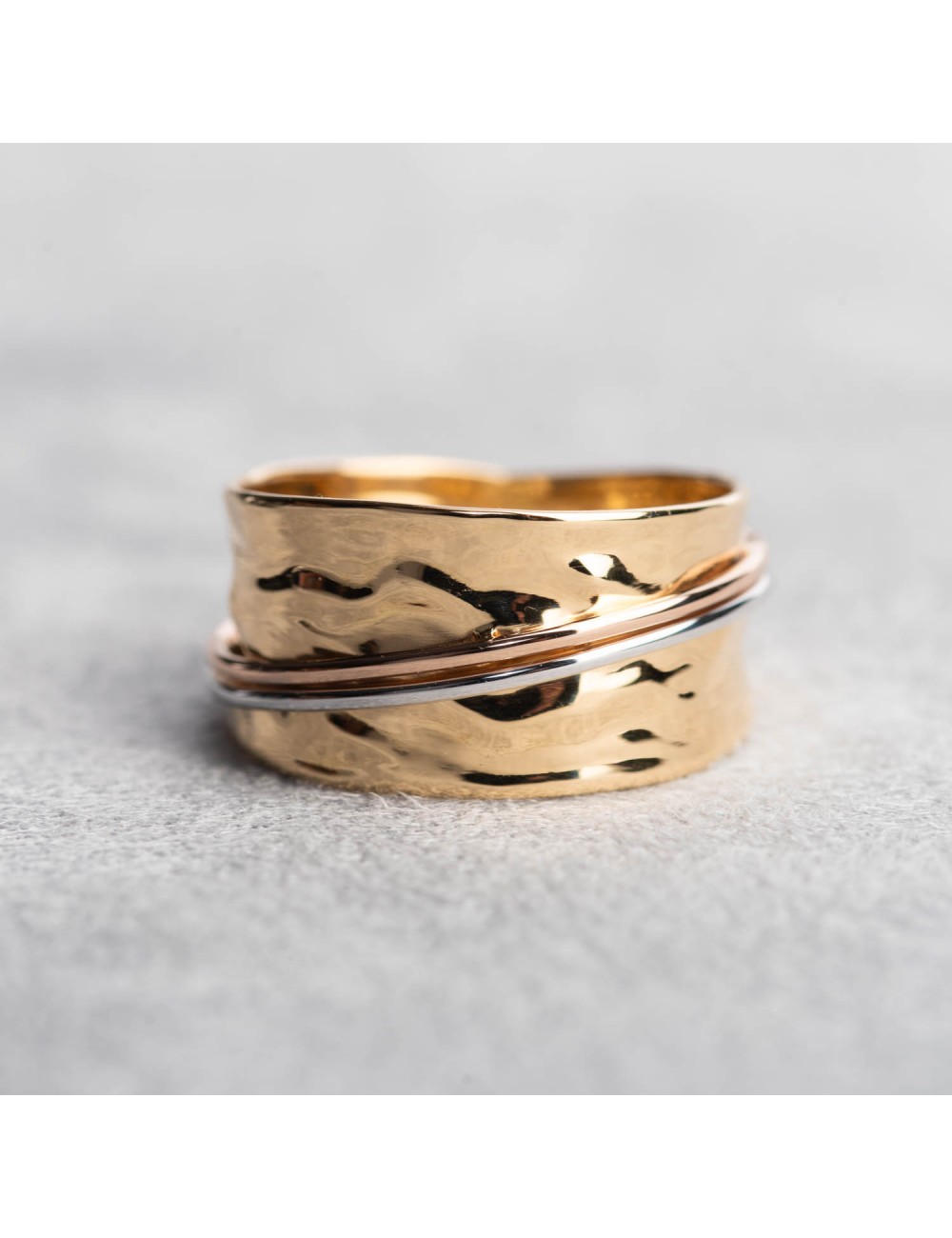 Bague femme or froissé 11mm avec fil rose et blanc en or 18 carats.