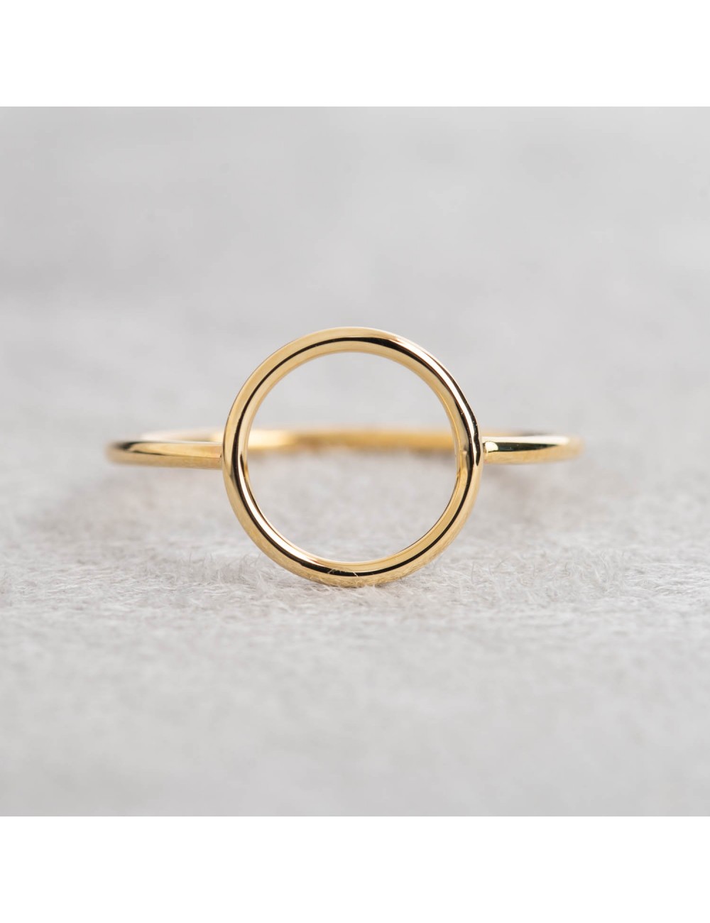 Bague femme rond ajouré en or 18 carats.