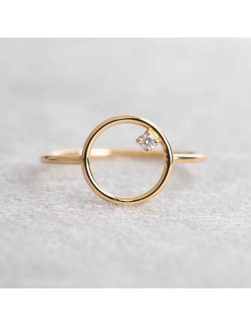 Bague femme rond ajouré serti d'un diamant de 0,03 carats en or 18 carats.