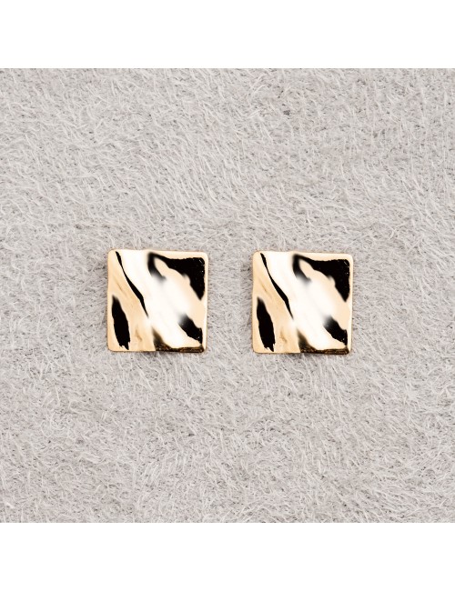 Boucle femme carré froissé en or 18 carats.