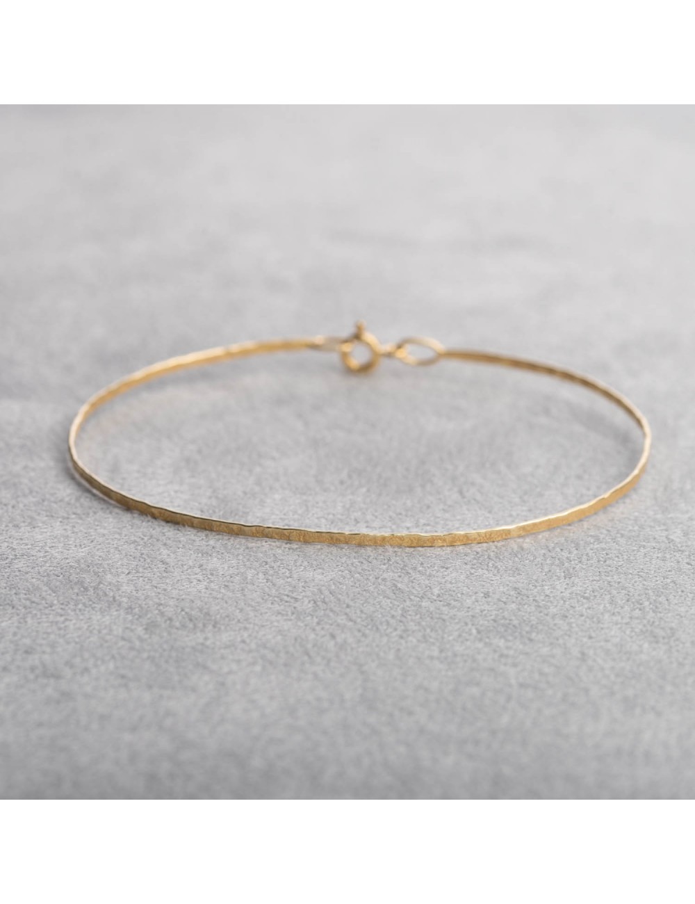 Bracelet femme ovale rigide grunge en or 18 carats.