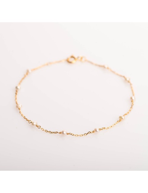 Bracelet femme orné de perle d'eau douce en or 18 carats.