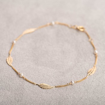 Bracelet femme plume et perle d'eau douce en or 18 carats.
