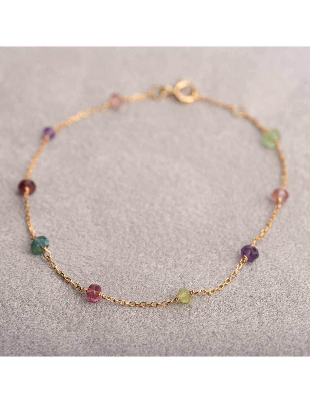 Bracelet femme orné de pierres fines en or 18 carats.