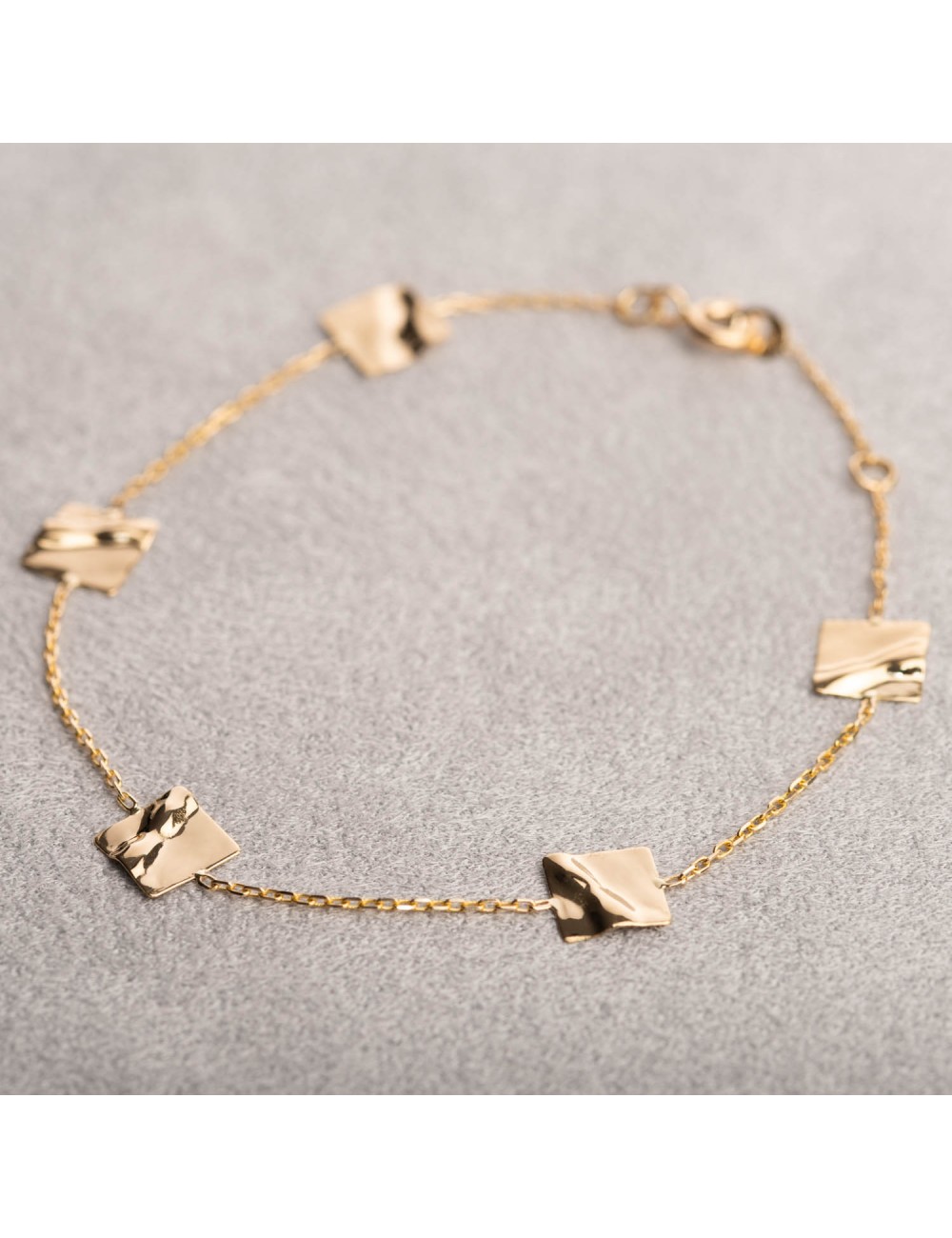 Bracelet femme avec cinq carré froissé en or 18 carats.