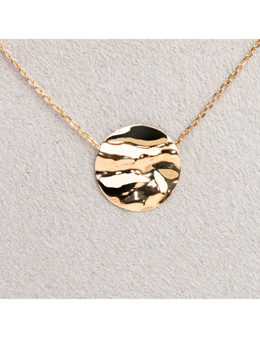 Collier femme grand rond froissé en or 18 carats.