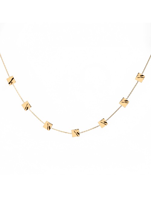 Collier femme orné de carré froissé en or 18 carats.